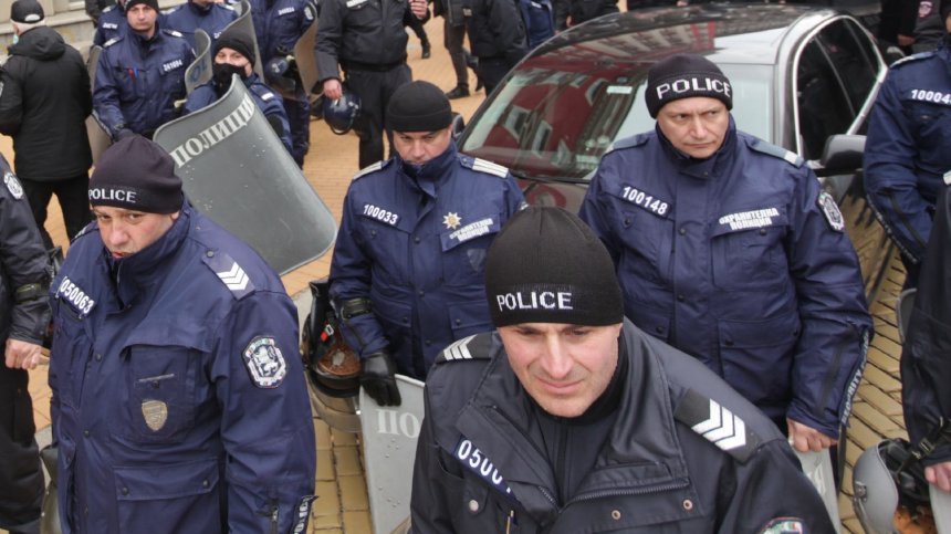 Полицаите са в протестна готовност заради заплатите