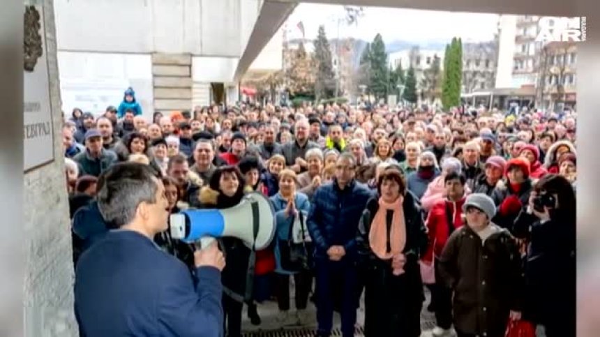 Стотици протестираха в Ботевград, кметът запази поста си