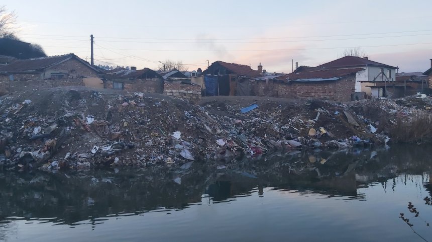 Поредно незаконно сметище, този път край река Чая