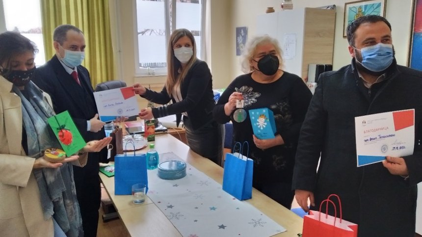 Посолството ни в Скопие зарадва с подаръци българчета и македончета