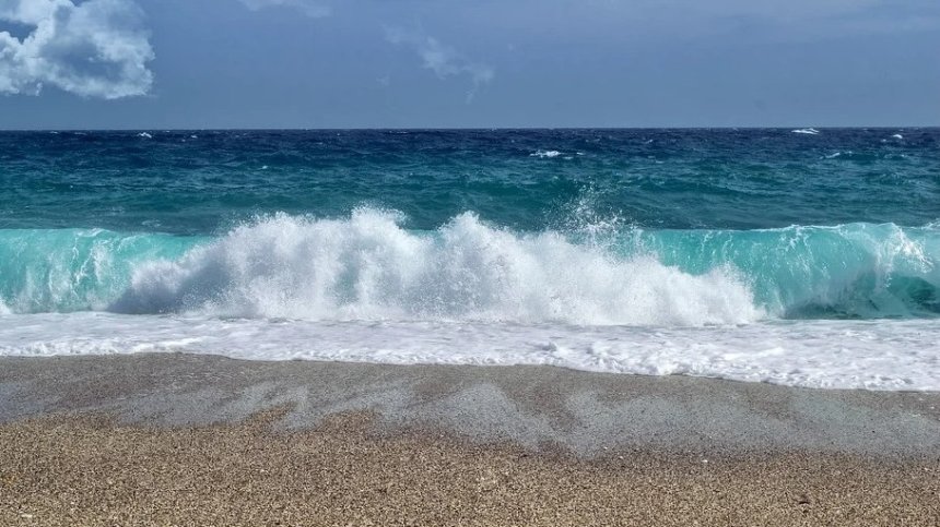 Опасни подводни ями на плажа в Бургас, спасителите опънаха сигнални ленти