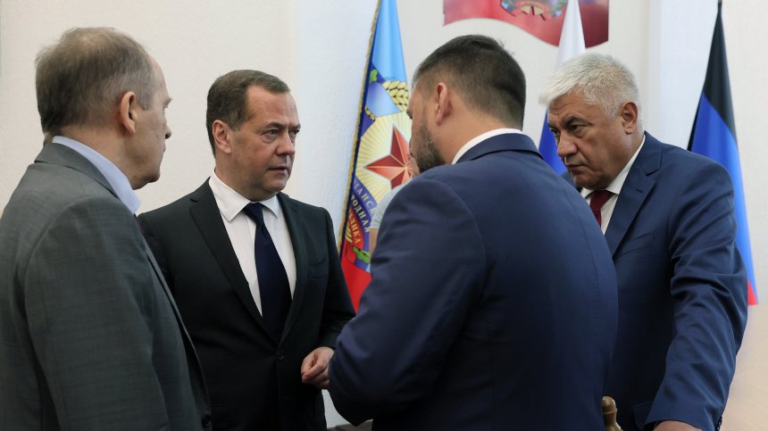 Медведев: Бъдещето на Зеленски? Трибунал или второстепенни роли в комедии