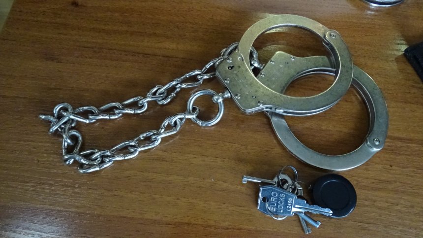 Пребиха с бухалки младо семейство във Видин, задържаха четирима роми