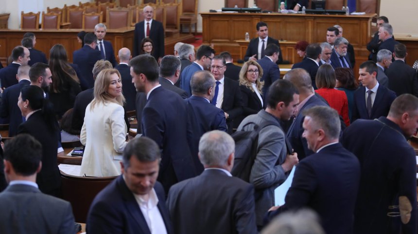 Радев връчва първия мандат на ГЕРБ, Петков: Не виждам друга конфигурация, освен хартиената коалиция
