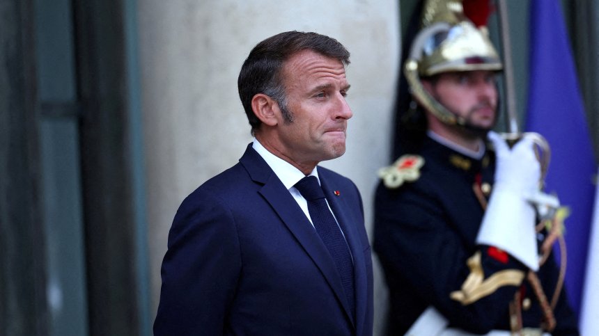 Макрон има сложната задача да намери премиер, способен да оцелее без мнозинство в парламента