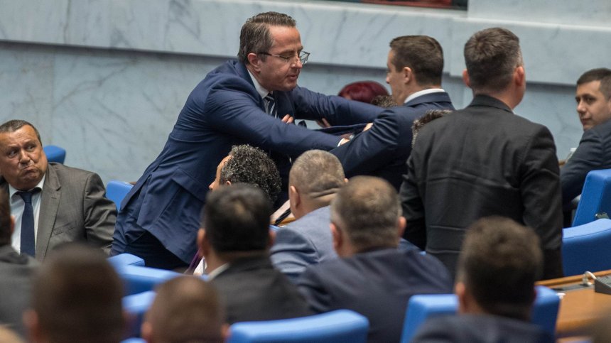 Явор Божанков дава Цончо Ганев на прокуратурата след скандала в НС