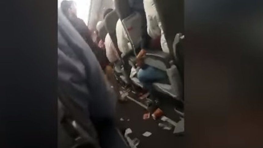 Ад в небето - жестока турбуленция разхвърли пътници на борда на самолет (+ВИДЕО)