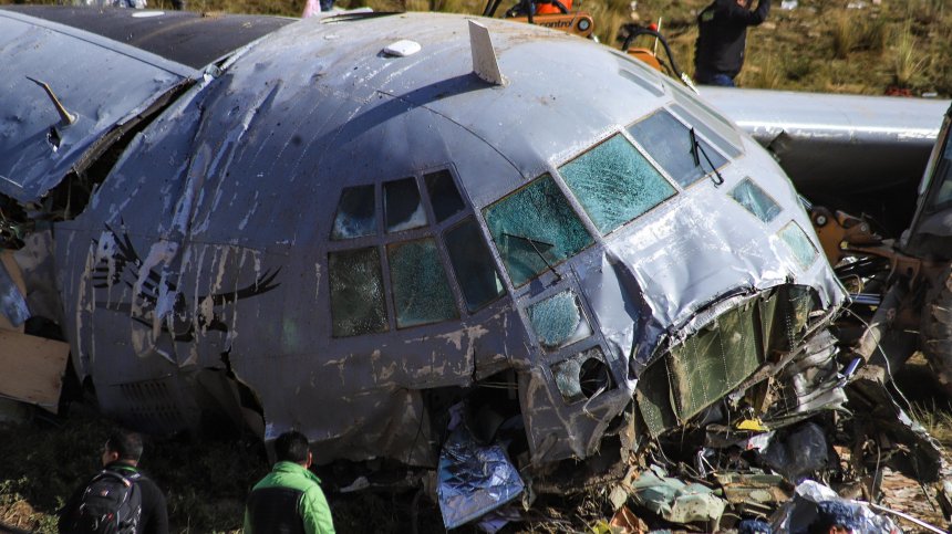 Военен самолет с над 100 души се разби в Колумбия