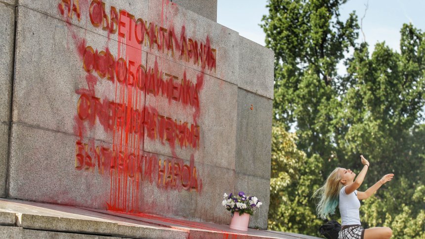 Отново вандализъм по Паметника на съветската армия в София