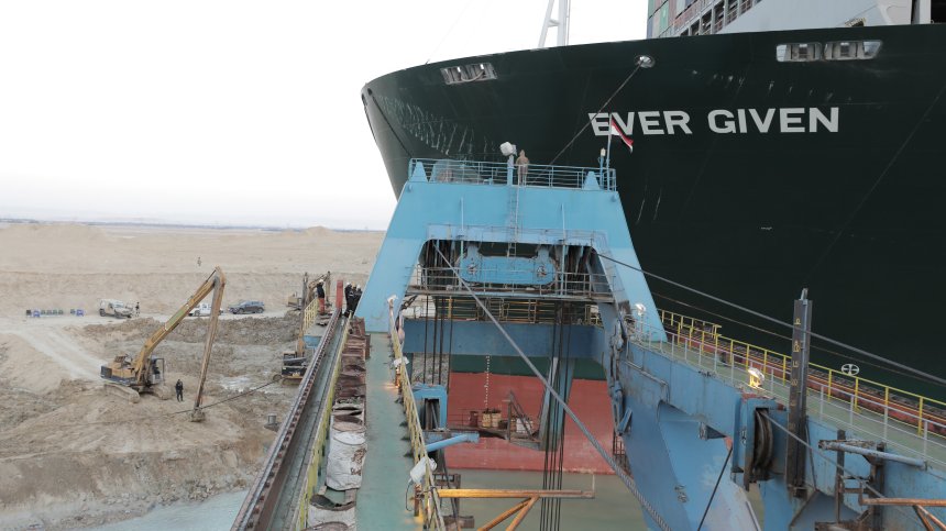 Пристъпват към олекотяване на товара на заседналия кораб в Суецкия канал