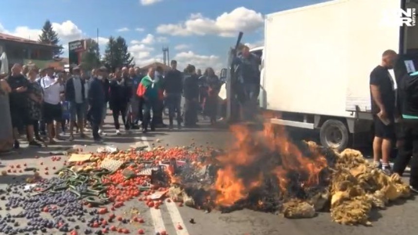 Гневни земеделци изливаха мляко и палиха вълна - настояват за помощ от държавата