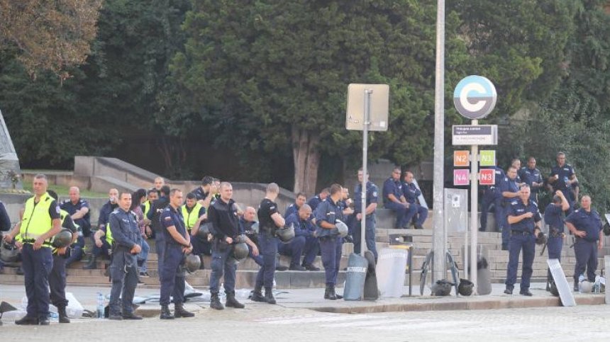 Проверяват полицейските униформи за забранени знаци