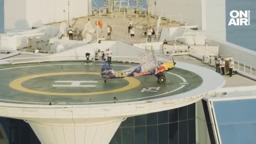 Чешки пилот влезе в историята с екстремно кацане на покрива на хотел в Дубай