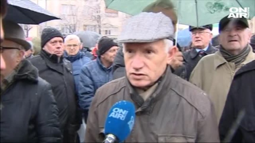 Пенсионерите на протест пред НС: Недоволни са от безразличието на управляващите