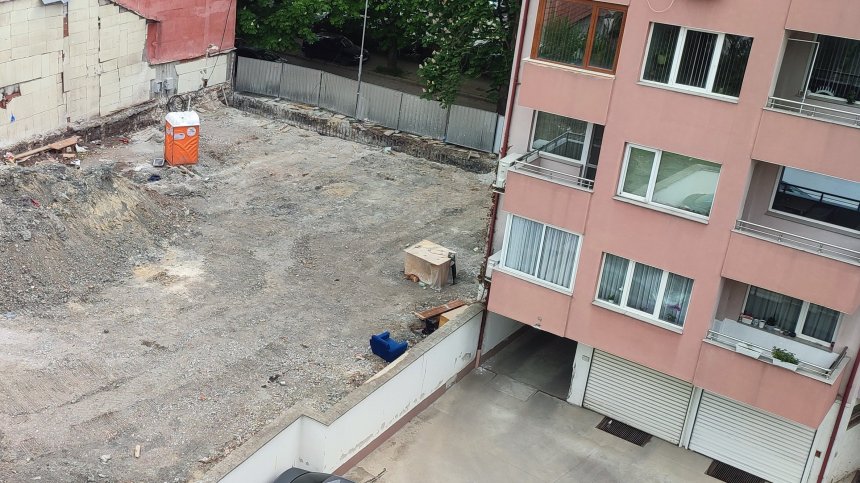 "Вие жално и лае": Куче е оставено само без храна и вода на строеж в София