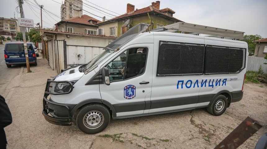 40-годишен насочи пистолет срещу 19-годишна в Монтанско, притежавал цял боен арсенал