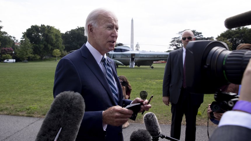 Байдън упрекна Тръмп за хаотичното изтегляне на САЩ от Афганистан