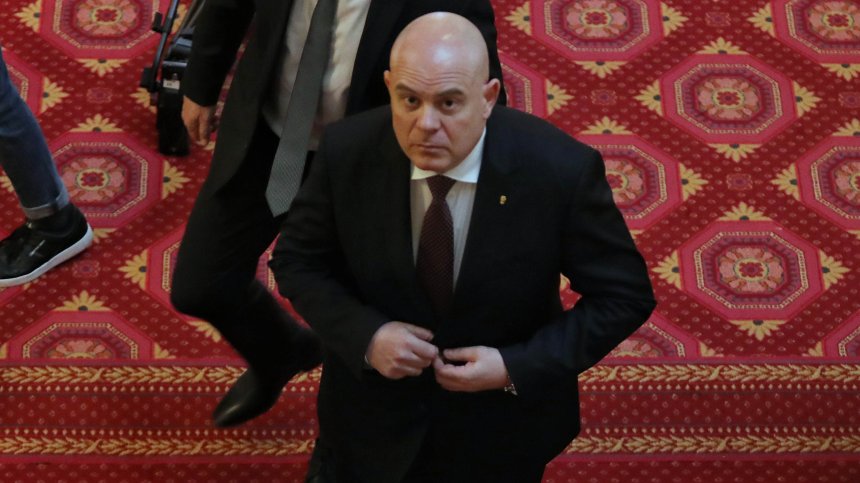 Гешев прати в Конституционния съд механизма за разследване на главния прокурор