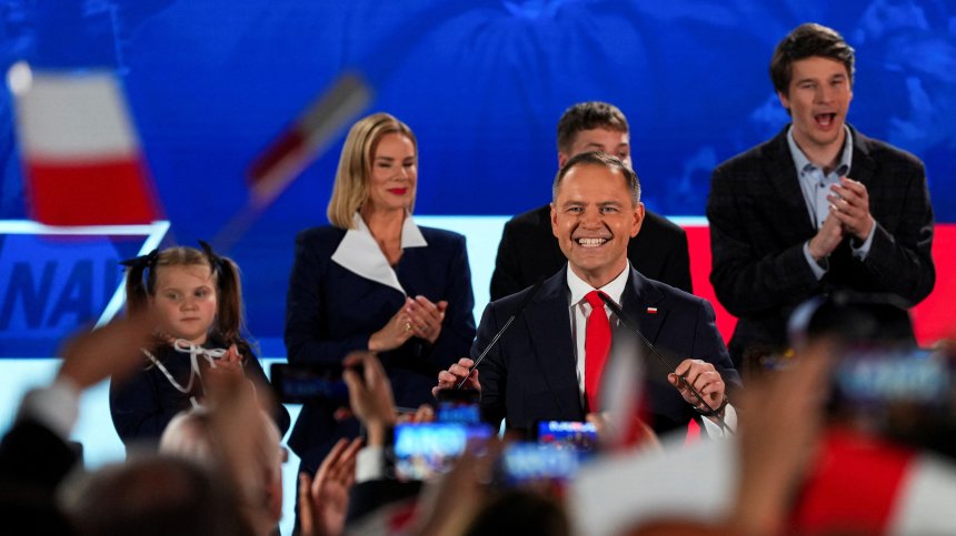 Националистът Карол Навроцки спечели президентските избори в Полша