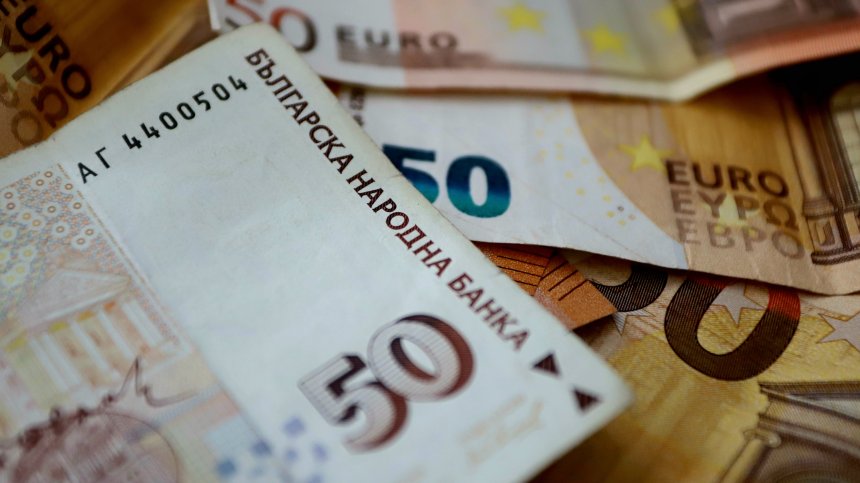 Шефът на БНБ в НС: Паралелното разплащане в лева и евро ще създаде проблеми