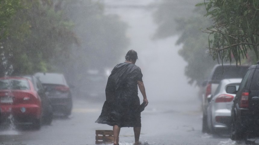 Ураганът "Берил" взе още жертви, затварят летища и училища