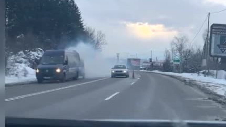 Пътни експерти спасиха млади английски туристи от горящ бус край Драгичево