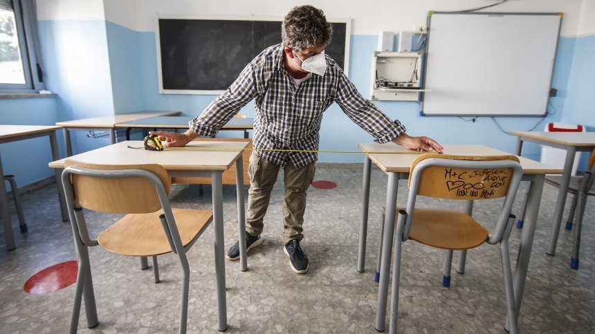 Учител от Добрич и охранител в гимназия в Тервел с Ковид-19