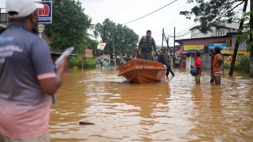 Наводненията в Шри Ланка: Над 150 жертви, президентът обяви извънредно положение