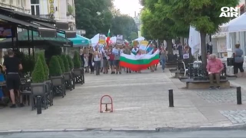 Протестиращи блокираха кръстовища в някои градове в страната