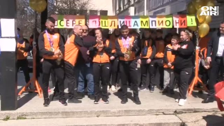 В Русе посрещнаха като герои шампионите ни по вдигане на тежести