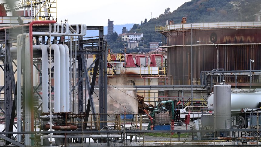 Най-малко 2 жертви след взрив на петролен склад в Италия