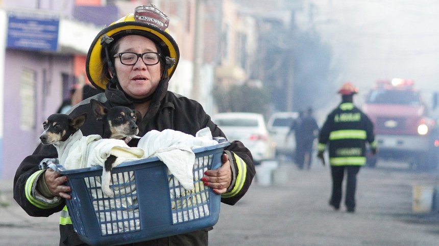 Огромен пожар в Мексико: Цистерна с гориво се блъсна в надлез край жп линия