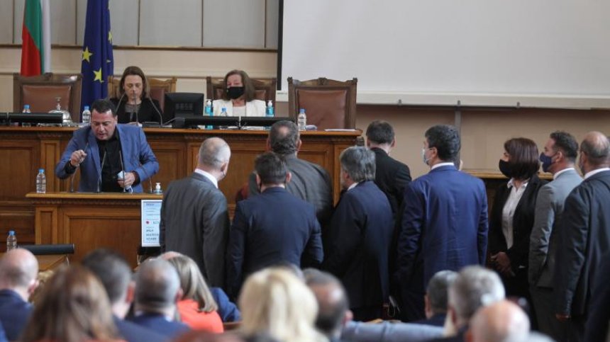Обиди и нападки: Как протече прощалното заседание на 45-ото НС?