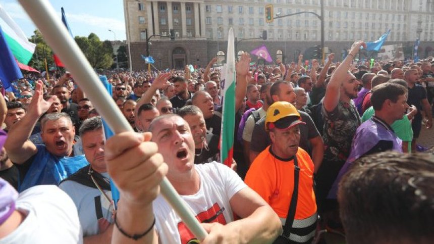 "За да не стоят българите на студено зимата": Над 4000 миньори и енергетици блокираха центъра на София