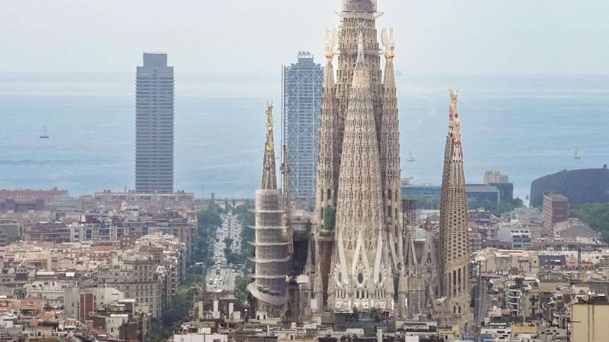 Екоактивисти заляха Саграда Фамилия с боя заради пожарите в Испания