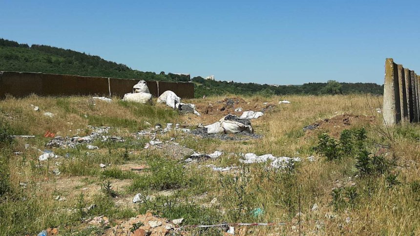 Прокуратурата разследва опасните отпадъци край Червен бряг