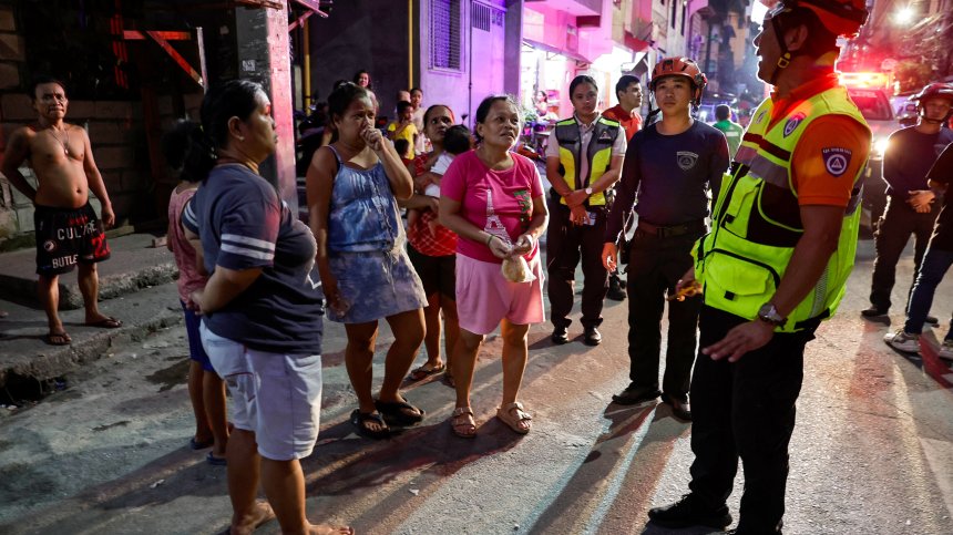 Тайфунът "Ман-Йи" удари Филипините с пориви на вятъра до 325 км/ч