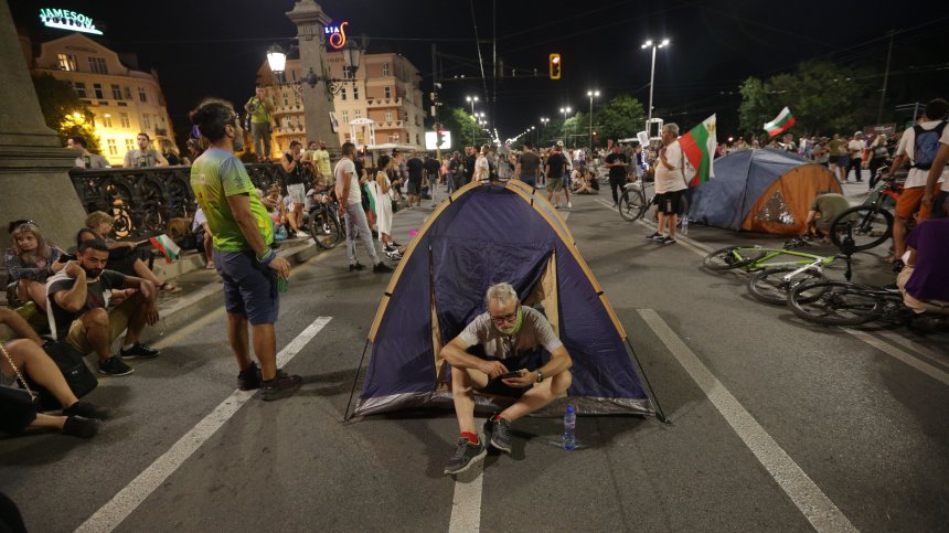 Многохилядни протести: Напрежение, палаткови лагери и парализирано движение