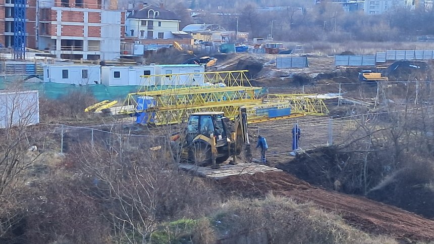 Нов строеж в София: Част от дерето е засипано и направено като път?