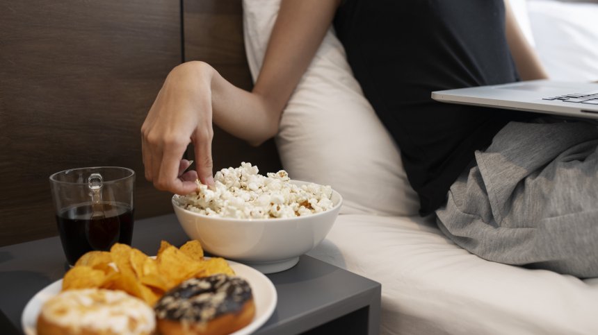 Хранене преди сън: Ползи, рискове и кой е най-малко вредният избор