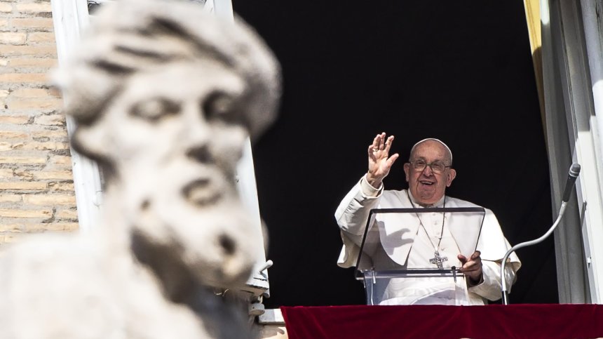 Папата: Сексуалното удоволствие е дар от Бога, но е подкопано от порнографията