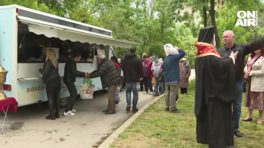 Доброволци раздават топла храна в двора на Александровска болница