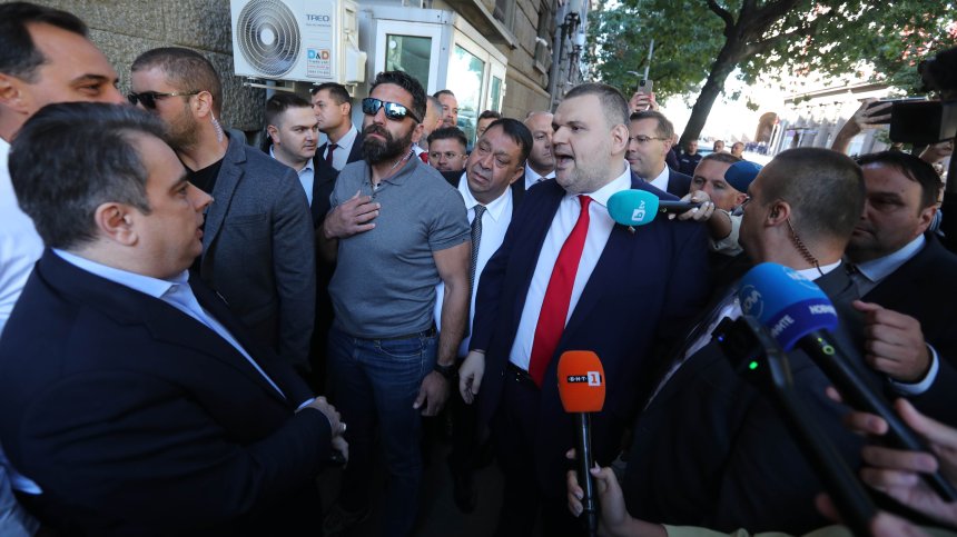 Екшънът пред парламента в СНИМКИ