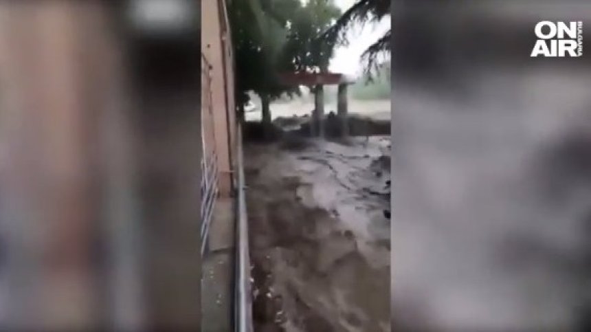 Потоп в Карлово и Сопот - повлече коли, наводни къщи, обявиха частично бедствено положение