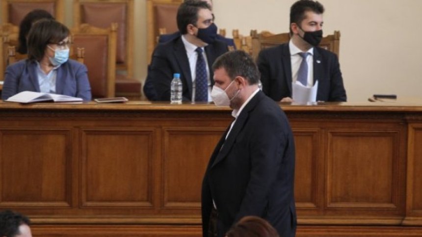 Пеевски настоя за пълна проверка на всеки един издаден "златен паспорт"