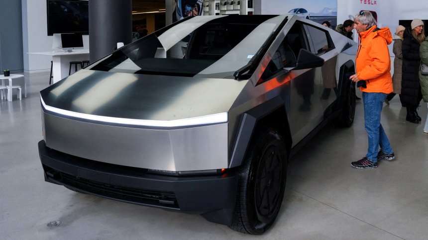 Tesla изтегля над 45 000 пикапа Cybertruck заради опасен дефект