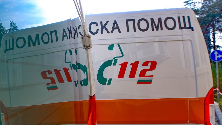 Пътнически автобус падна от мост в Сливенско, жена е леко пострадала