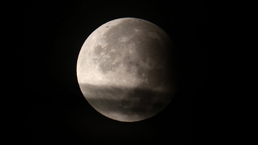 Суперлуната и частичното лунно затъмнение в СНИМКИ