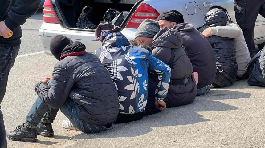 Обвиниха мъж, помогнал на 17 афганистанци да преминат нелегално през страната