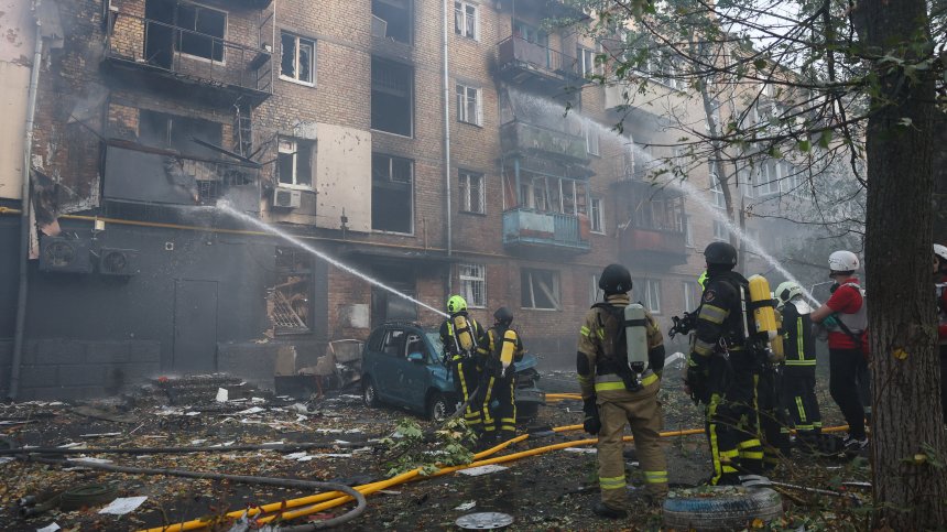 Руски дронове поразиха жилищни сгради в Киев, има десетки жертви